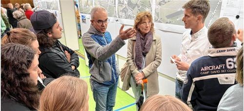 Emotionale Gespräche bei der Präsentation in Flintsbach: Christoph Wagner (Mitte) und die Einwohner von Einöden fordern von Manuel Gotthalmseder (Zweiter von rechts), Projektleiter des Planungsabschnitts Innleiten-Kirnstein, klare Aussagen zu den Baustelleneinrichtungen. Foto Gerlach