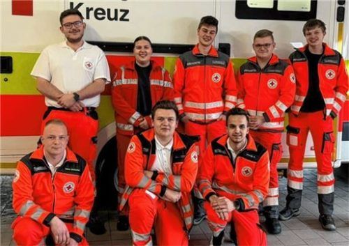 Erfolgreiche Absolventen (von links, hinten): Jonas Küppers, Katrin Höfl, Lukas Neumann, Thomas Vogel, Leon Grasser sowie vordere Reihe Tobias Buchreiter, Dominik Stanzel, Manuel Krause.