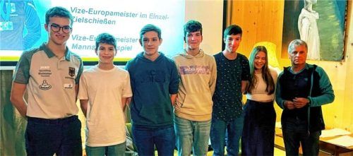 Erfolgreiche Stockschützen-Jugend (von links): Fabian und Maxi Neumaier, Jakob Semmler, Cedric Hahnemann, Matthias Huber, Carina Ott und der Vorsitzende des Fördervereins, Thomas Hadersberger.Foto re