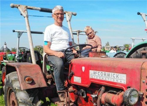 Erich Vinzenz aus Hohenofen und Enkel Linus (6) mit dem 17 PS starken McCormick. Das Fahrzeug wurde einst am Salzstadel beim Landmaschinenhandel Friedel verkauft.