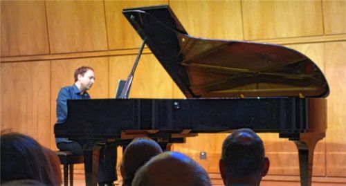 Erst Neubeuern, nun Bad Aibling: Herbert Schuch ließ sich bei der Reihenfolge, in der er Mozarts Klaviersonaten spielt, nicht von der Chronologie leiten. Foto füchtner