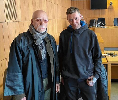 Ex-Papst und Kirche als Prozessgegner: Andreas Perr (rechts) und sein Anwalt Andreas Schulz. Foto dpa