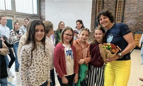 Extrembergsteigerin Gerlinde Kaltenbrunner (rechts) stellte sich im Anschluss an ihren Vortrag gerne mit Schülerinnen zum Foto.Foto Mädchenrealschule Sparz