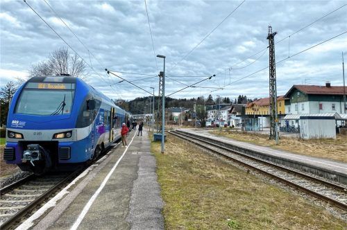 Fahrplanänderung bei der DB AG. Nach Informationen der DB Engineering und Consulting GmbH werden die Baumaßnahmen am barrierefreien Bahnhof frühestens in zwei Jahren beginnen.Foto  Neuwirth