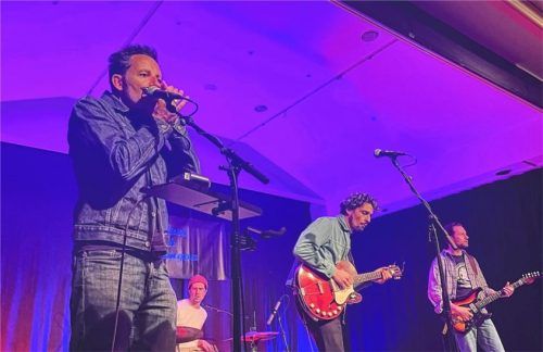 „Freaky Buds“ machte aus dem Feuerwehrhaus eine Südstaaten-Kneipe: Max Grenove und Lonj (Nicolas) an den E-Gitarren, Hugo Deviers am Schlagzeug und Thomas Taoussier an der Blues Harp. Foto kirchner