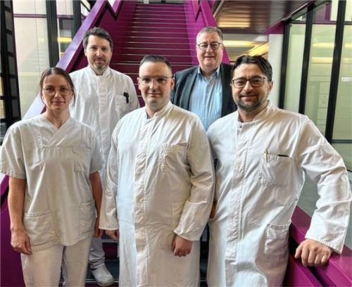 Freude über die neue Sprechstunde für Wundmanagement und chronische Wunden: (v.l.) Wundexpertin Sabrina Kronberger, Ärztlicher Leiter des MVZ Dr. Jörg Filser, Wundexperte Dr. medic. Alexandru Tigla, MVZ-Geschäftsführer Michael Prostmeier und der Chefarzt der Gefäßmedizin am InnKlinikum Altötting, Dr. George-Lucian Costin.
