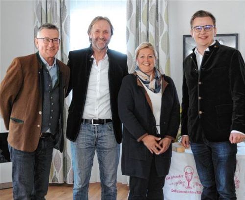 Freuten sich über den Start der Tagespflege in der Anlage Fröschenthal: (von links) Samerbergs Bürgermeister Georg Huber, Geschäftsführer Stefan Mayer, Nußdorfs Bürgermeisterin Susanne Grandauer und der Neubeurer Bürgermeister Christoph Schneider.Foto Reischl-Zehentbauer