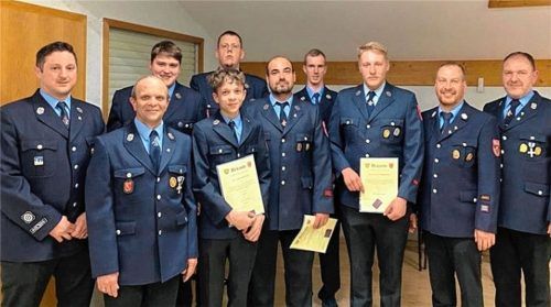 Freuten sich über die Beförderungen: (von links) stellvertretender Kommandant Peter Huber, stellvertretender Vorsitzender und Gratulant Hans Hirschvogl, Christoph Schlosser, Jakob Hirschvogl, Tobias von Waaden, Andreas Aigner, Florian Wenzel, Patrik Wengenmayr, Kommandant Andreas Gartmeier sowie Vorsitzender und Gratulant Markus Schrank. Foto re