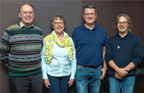 Freuten sich über die Ehrung: (von links) die langjährigen Surfclub-Mitglieder Sebastian Stadler, Burgi Stadler, Stefan Sagebiel und Andi Singer. Foto Berger