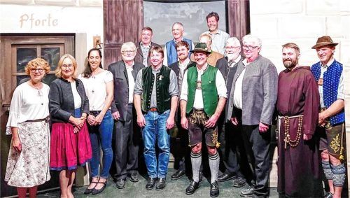 Freuten sich über die Förderung: (von links) Bad Endorf Kulturreferentin Magdalena Restle, Spielleiterin Paula Aiblinger, Daniela Aiblinger, Gemeinderat Gerhard Schloots, die Landtagsabgeordneten Josef Lausch und Nikolaus Kraus (Freie Wähler), Bezirksrat Sepp Hofer (Freie Wähler), Vorsitzender Konrad Schlaipfer, Bürgermeister Alois Loferer, Zweiter Bürgermeister Wolfgang Kirner, Dritter Bürgermeister Eduard Huber, Landtagsabgeordneter Sebastian Friesinger (CSU), FW-Fraktionsvorsitzender Helmut Fleidl, Hauptdarsteller Konrad Hamberger und Zweiter Vorsitzender Peter BichlerFoto Hötzelsperger