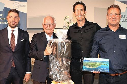 Freuten sich über einen gelungenen Jahresempfang: (von links) Landrat Siegfried Walch, Professor Wolfgang Ischinger, ehemaliger Vorsitzender der Münchner Sicherheitskonferenz, Markus Pertl, Inhaber von Siteco, und Thomas Eberl, Vorsitzender des Wirtschaftsverbandes im Landkreis Traunstein. Foto Wittenzellner