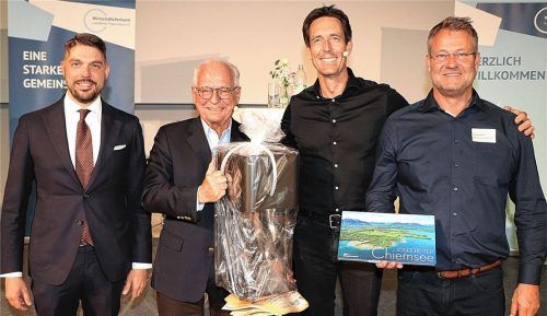 Freuten sich über einen gelungenen Jahresempfang: (von links) Landrat Siegfried Walch, Professor Wolfgang Ischinger, ehemaliger Vorsitzender der Münchner Sicherheitskonferenz, Markus Pertl, Inhaber von Siteco, und Thomas Eberl, Vorsitzender des Wirtschaftsverbandes im Landkreis Traunstein. Fotos Wittenzellner