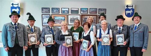 Frühjahrsversammlung mit rund 100 Teilnehmern. (Von links) Zweiter Vorsitzender Peter Schlosser, Franz Weinberger senior, Ehrenvorsitzender Sepp Brem senior, Liesi Wörndl, Ursula Lobinger, Maria Then, Liesi Staudacher, Martin Schlosser, Hilde Thalhauser, Sebastian Staudacher senior, Erster Vorsitzender Sepp Brem junior.Foto  D‘ Lindntaler Lauterbach