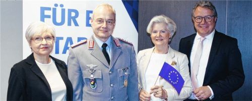 Für einen interessanten Beitrag konnten (von links) Eva-Maria Dietl vom Außen- undSicherheitspolitischen Arbeitskreis, EU-Kandidatin Sigrid Knothe und CSU-Kreischef Klaus Stöttner Oberst i.G. Markus Michel (Zweiter von links) gewinnen.Foto lECHNER