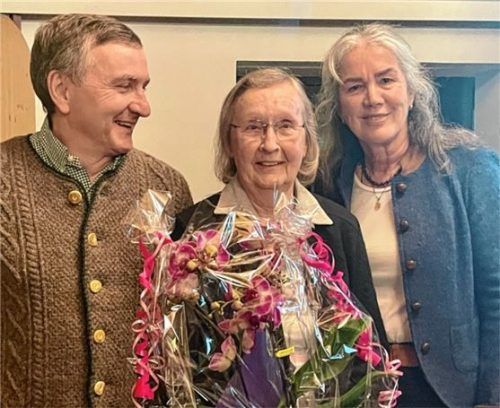 Für ihr jahrelanges Engagement in der erweiterten Vorstandschaft gab es für Irmgard Martin ein blühendes Dankeschön von OGV-Vorsitzender Gertraud Polz (rechts) und ihrem Stellvertreter Martin Winkler. Foto Kirchner