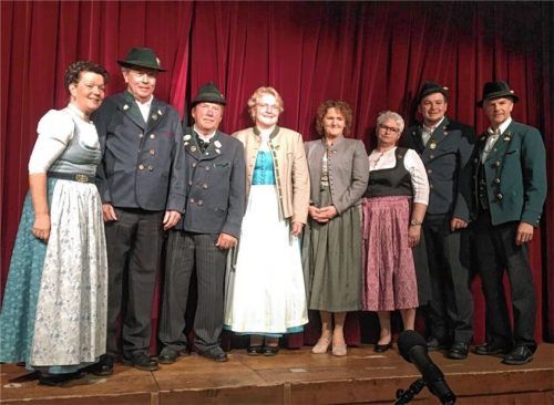 Für ihre jahrzehntelange Mitgliedschaft dankte (von links) die Vorsitzende Marianne Jauernig den Geehrten Franz Madl, Sebastian Zillner sowie Rosemarie Schröder, Birgit Gnadl und Gabriela Steiner. Auch Dritter Vorsitzender Martin Stephl und stellvertretender Vorsitzender Hans Scheck gratulierten.Foto Stein