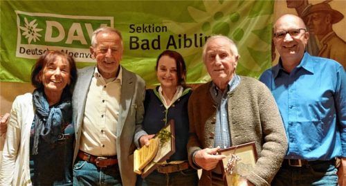 Für langjähriges Ehrenamt übergaben die Vorsitzende Sylvia Klimesch (Mitte) und die stellvertretende Vorsitzende Brigitte Bock (links) eine Auszeichnung an Herbert Vollmayer (Zweiter von links) und Bertl Weinhart (Zweiter von rechts). Auch der Referent der Aiblinger Hütte, Stefan Sedlmair (rechts), gratulierte. Foto re