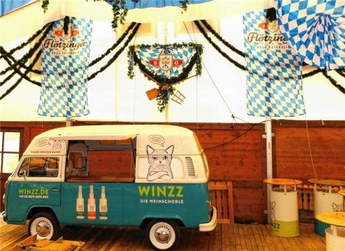 Ganz neu und pfiffig: die Bar im Zelt auf dem Volksfest in Pang. Foto Franz Xaver Knarr