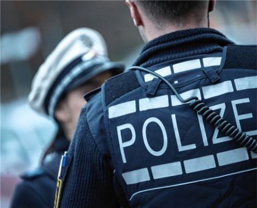 Gegen einen Rosenheimer Polizeibeamten läuft derzeit ein Disziplinarverfahren wegen Verschwörungstheorien in Zusammenhang mit Corona (Symbolfoto). Foto Marijan Murat/dpa