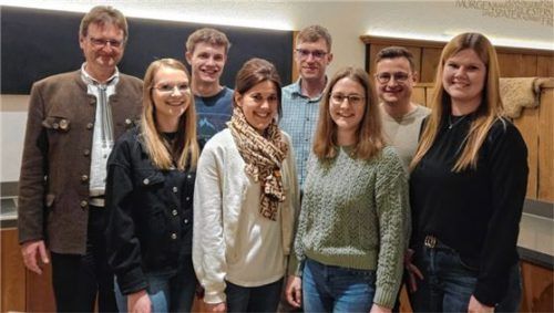 Gemeinsam wollen sie das Jubiläumsjahr meistern: (von links) Schützenmeister Gerhard Obermaier, Jugendwarte Luisa Hauser, Simon Schneider, Sportleiterin Maria Spirkl, Zweiter Schützenmeister Rudi Zürner junior, Schriftführerin Lisa Demmelhuber, Kassier Alexander Grötzinger und stellvertretende Kassiererin Christine Eder. Foto stettner