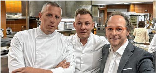 Geschäftsführer Alexander Winkler (von rechts) hat mit Stefan Barnhusen und Daniel Pape zwei Spitzenköche an seiner Seite, die das Erbe seines Vaters weiterführen wollen. Unmittelbar nach ihrem Start in der Residenz Winkler wurden sie mit einem Michelin-Stern ausgezeichnet. Foto Residenz Winkler Aschau