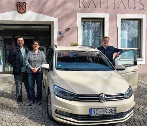 Geschäftsführer Ömer Öztürk (links), Gemeinderätin und Seniorenbeauftragte Viola Frohwein (Grüne) und Bürgermeister Christoph Schneider (Unabhängige Neubeurer) mit dem neuen Taxi.Foto Riedl