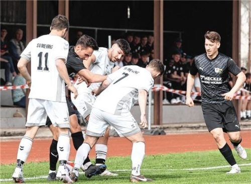 Gleich drei Mehringer machen sich an Tüßlings Andreas Hirschberger heran, um den Ball zu erobern.Foto Gabi Zucker