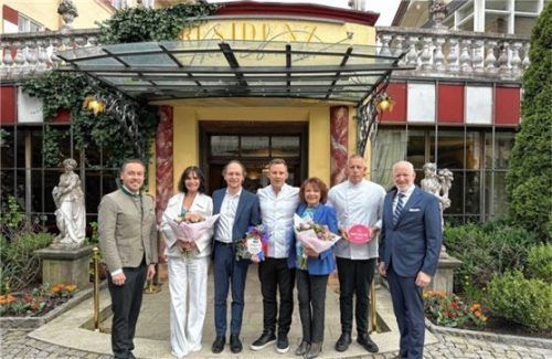 Glückwünsche an die Betreiber-Familie (von links): Tourismuschef Herbert Reiter, Konny Winkler, Alexander Winkler, Küchenchef Stefan Barnhusen, Evi Winkler, Küchenchef Daniel Pape und Aschaus Zweiter Bürgermeister Michael Andrelang.