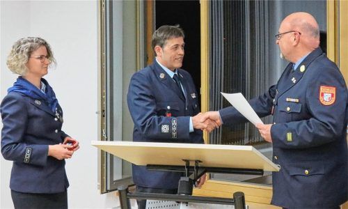Glückwünsche zur Wiederwahl als Vorsitzender und für 40 Jahre aktiven Dienst erhielt Franz Weber (Mitte) von Kreisbrandmeister Werner Meier-Matheke (rechts). Stellvertreterin Angela Ackermann-Dietl gratulierte. Foto Schmuck