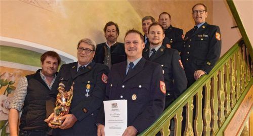 Gratulationen und Dank: (vorne, von links) Zweiter Kommandant Andreas Buchauer, scheidender Kommandant Leonhard Weißenbacher und sein Nachfolger Hansi Bichler. In der mittleren Reihe (von links): Bürgermeister Matthias Bernhardt, Kreisbrandinspektor Martin Gruber und der scheidende Zweite Kommandant Hansi Legler. In der hinteren Reihe (von links): Vorsitzender Magnus Waller und Kreisbrandmeister Joachim Buchmann.Foto re