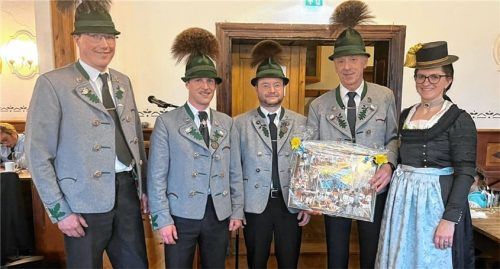 Gratulierten dem neuen Ehrenmitglied: (von links) Bert Furtner, Vorsitzender Simon Rothmayer, Sepp Loferer, der Geehrte Sepp Häusler und Susi Stocker.Foto Gaby Rothmayer
