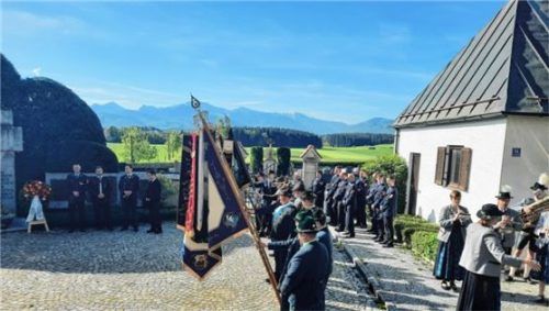 Greimhartinger Ortsvereine nehmen Aufstellung am Kriegerdenkmal. Foto  re