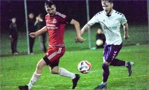 Großholzhausen triumphierte im Heimspiel gegen Aschau/ Inn. Fabian Riepertinger (links) ließ gegen Christoph Scheitzeneder nichts anbrennen.Foto Franz Ruprecht