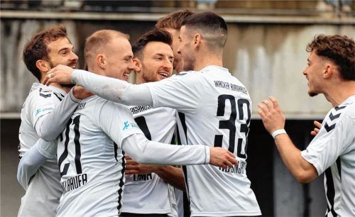 Grund zum Feiern gibt es in Burghausen seit Wiederbeginn reichlich. 13 Punkte holte der SV Wacker aus den letzten fünf Spielen. Foto mb.presse – Butzhammer