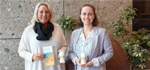 Haben die kostenfreie Notfalldose gemeinsam auf den Weg gebracht: Stefanie Schlüter vom Hospiz- und Palliativ-Netzwerk (links) und Katrin Posch von der Gesundheitsregion plus. Foto Landratsamt Rosenheim