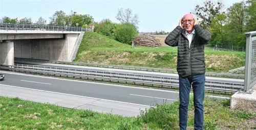 Hans Schussmann aus Pang fordert die Errichtung einer Lärmschutzwand am Autobahnknoten Inntaldreieck. Foto Schlecker