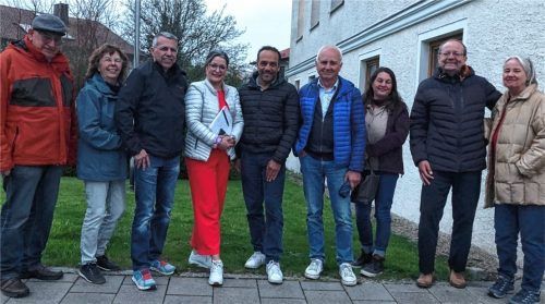 Hatte Grund zur Freude: Die Initiative von Anliegern unter Leitung von Stefan Kern (Dritter von links) hat sich mit ihren Argumenten durchgesetzt. Foto Duczek