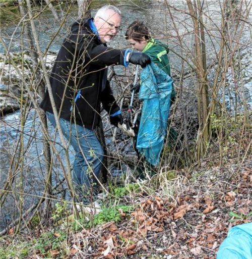 Helge Dethof und sein Sohn fischten unter anderem einen vergammelten Müllsack und eine Grillschale aus dem Jenbach. Foto Strim
