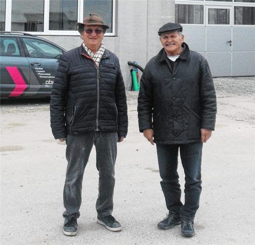 Hermann Oberhauser und Josef Fürstenberger (von links) haben ein System für eine Agri-PV-Anlage ausgetüftelt, wo auch der Acker normal genutzt werden kann. In der Halle werden die ersten Module gebaut. Foto Privat