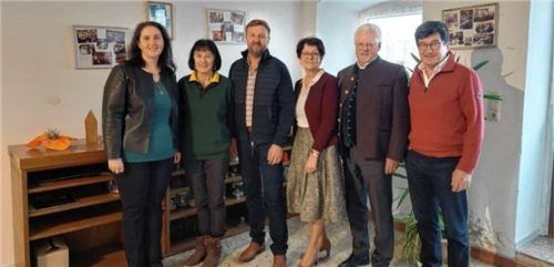 Im Jugendraum: (von links) Bürgermeisterin Antonia Hansmeier, Marianne Dempfle, Zweiter Bürgermeister Rupert Müller, Heidi und Helmut Luft sowie Kreisrat Siegfried Höpfinger. Foto Klien