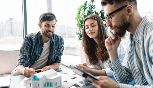 Immobilienmanager sind als Allrounder für alle technischen, finanziellen und administrativen Aufgaben bei der Verwaltung, Vermarktung und Vermietung von Immobilien zuständig. Foto Shutterstock