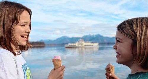 In den Osterferien zieht es viele ans Wasser. Wenn dazu noch die Sonne herauskommt, steigt die Lust auf Eis. Foto Michael Bartel
