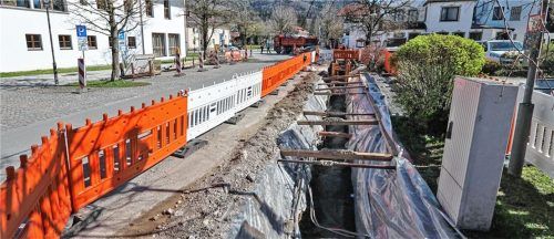 In der Loitshauser Straße laufen die Bauarbeiten für das Leitungsnetz der Fernwärme.Foto Peter
