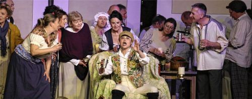 In der Oper „Der Rothmantel“ hatte das Ensemble der „erlesenen Oper“ nebst schönen Bühnenbildern, Musik und Stimmen so einige kuriose Enthüllungen zu bieten.Foto benekam
