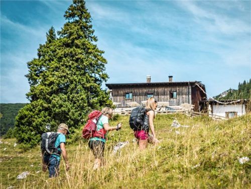In der Region locken wieder die zahlreichen Wanderwege und Ausflugsziele wie hier die Priener Hütte im Naturschutzgebiet Geigelstein. Foto Chiemsee-Alpenland Tourismus, Thomas Kujat