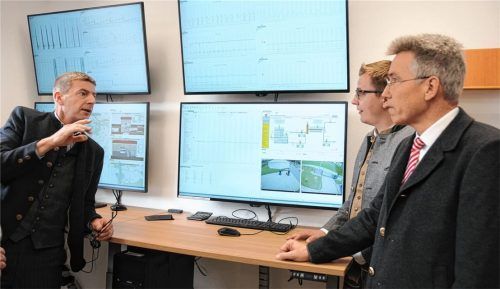 In der Schaltwarte des aufgestockten Betriebsgebäudes informierten sich Bürgermeister Christoph Schneider und Landrat Otto Lederer (rechts) bei Klärwerksleiter Alexander Böck (links) über die digitale Erfassung und Registrierung der Wasserwerte.Foto Reischl-Zehentbauer