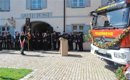 In einer feierlichen Zeremonie segnete der Diakon Thomas Jablowsky das neue Tanklöschfahrzeug (TLF 3000) der Feuerwehr Fischbach.Foto Steffenhagen