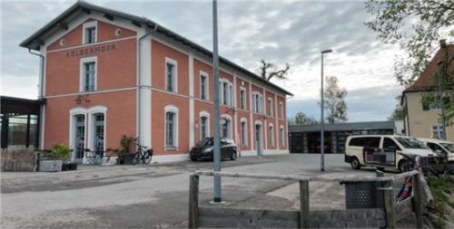 In Kürze soll eine neue Zufahrtsrampe hoch zum Bahnhofsgebäude errichtet werden, mit der während der Arbeiten am Bahnhofsvorplatz die Zu- und Abfahrt für die Einsatzfahrzeuge des Roten Kreuzes sowie die Anlieferung für das kürzlich eröffnete Lokal „Naschwerkstatt“ im Bahnhof sichergestellt werden.