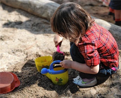 In Rosenheim fehlt es nicht nur an Kitaplätzen, sondern auch an Fachkräften in der Kinderbetreuung. Das könnte jetzt Konsequenzen für Hunderte von Eltern haben. Foto dpa/Angelika Warmuth