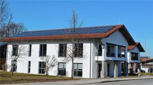 Investiert wurde im vergangenen Jahr in PV-Anlagen, wie hier auf dem Rathausdach. Auch der Festsaal soll mit einer PV-Anlage ausgestattet werden. Foto  Eder